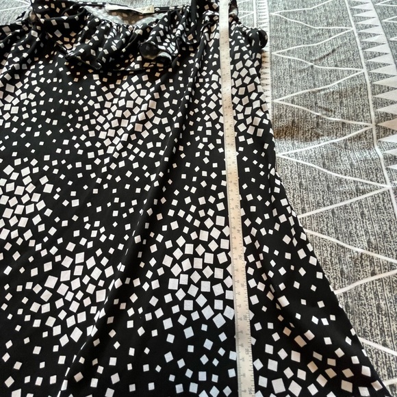 Black and White Top - Picture 3 of 3